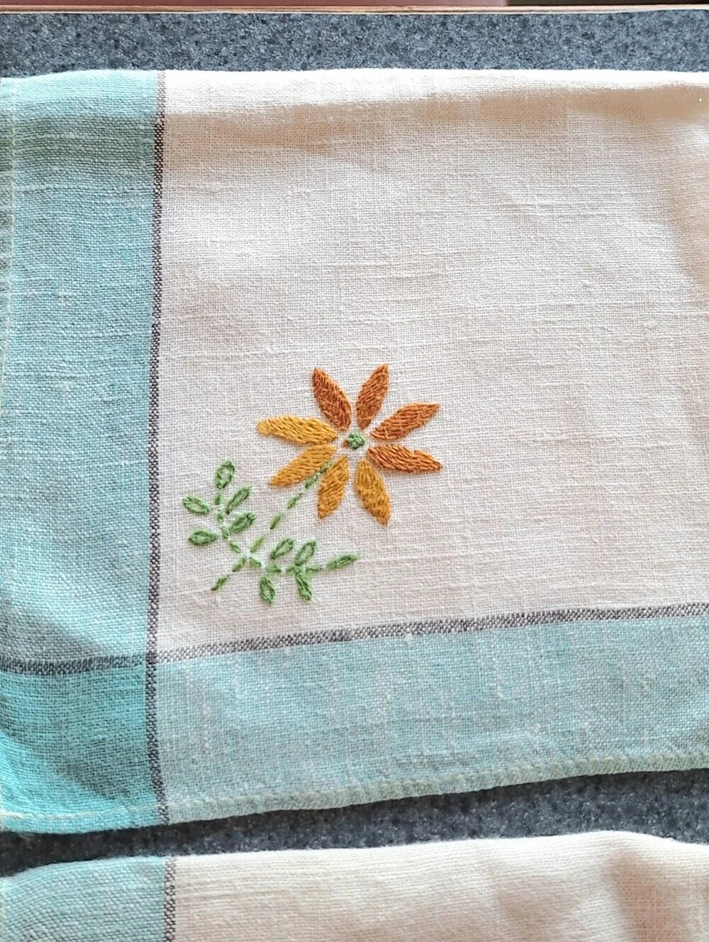 Vintage 30s-40s Embroidered Linen Daisy Tablecloth & Napkin Set